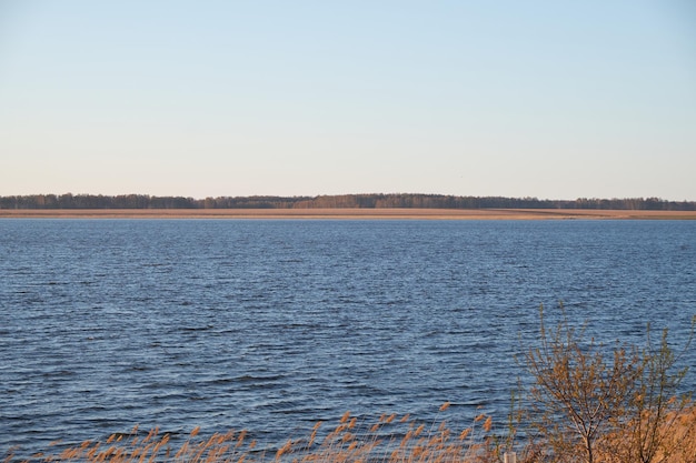 lac bleu à la campagne