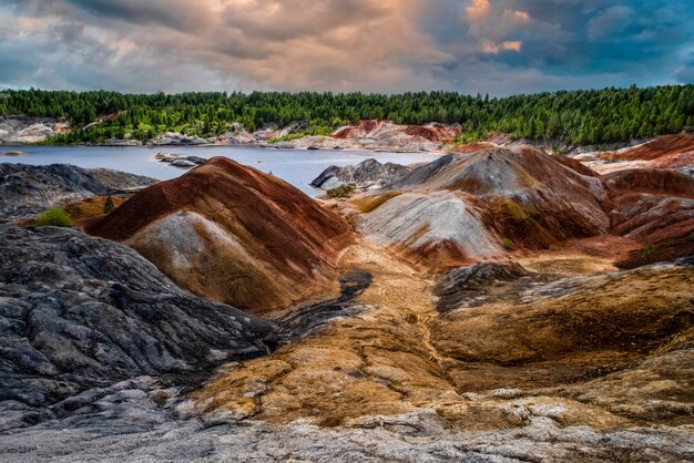 Lac bleu ciel incroyable beau paysage de nuages comme une planète mars surface nature montagnes urales