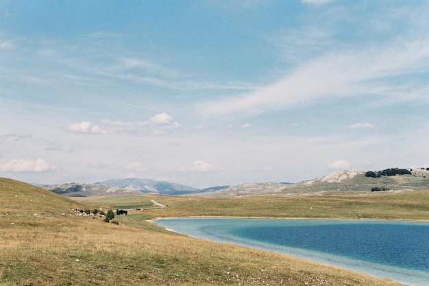 Lac bleu clair dans la vallée sur fond de montagnes