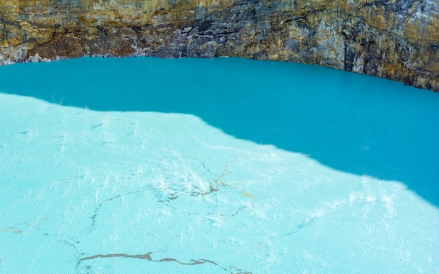 Le lac bleu sur le cratère