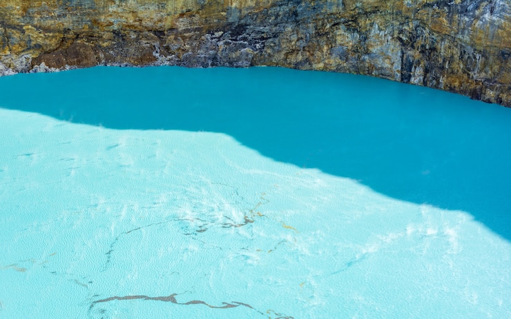 Photo le lac bleu sur le cratère