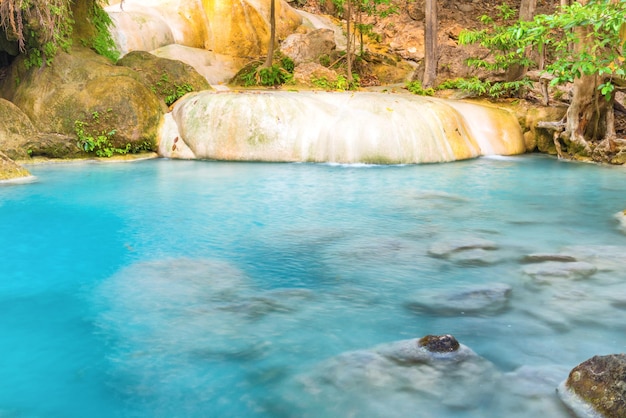 Lac bleu émeraude avec cascades rocheuses de cascade de ruisseau dans la forêt tropicale de la jungle Paysage du parc national d'Erawan Kanchanaburi Thaïlande