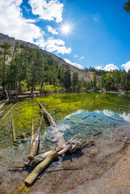 Lac bleu de haute altitude dans un environnement idyllique non contaminé avec une eau propre et transparente