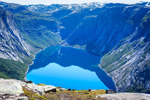 Lac Bleu En Norvège Près De Trolltunga