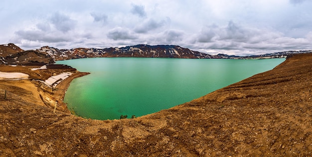 Lac bleu Oskjuvatn dans la caldeira du cratère du volcan Askja en Islande Voyage nord paysage Vue panoramique