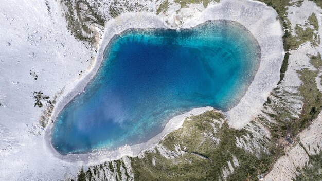 Photo un lac bleu avec une piscine bleue au milieu