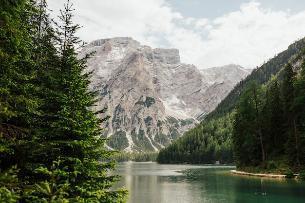 Lac de Braies dans les montagnes des Dolomites Sudtirol, Italie.