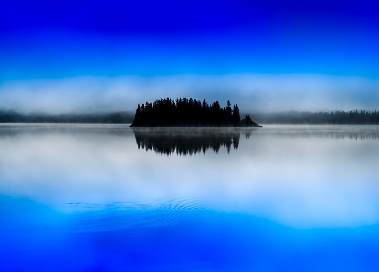 Lac de brouillard d'île centrée sur la Norvège