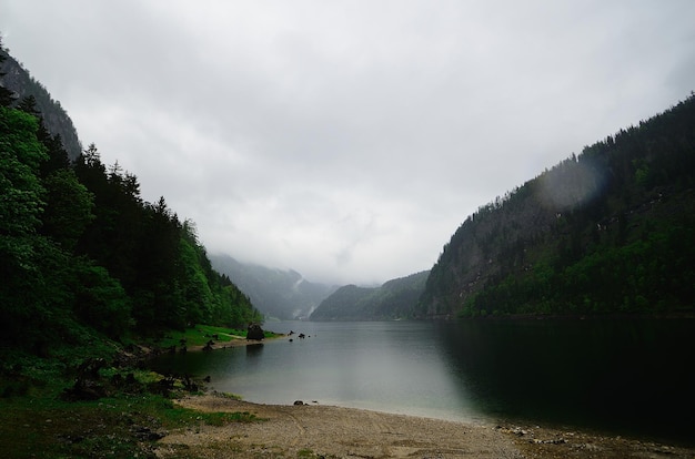 Lac avec brouillard