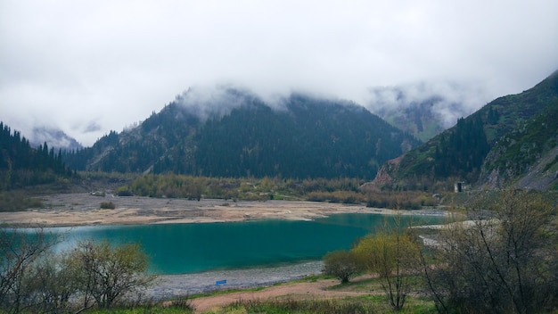 Lac brumeux dans les montagnes du Kazakhstan