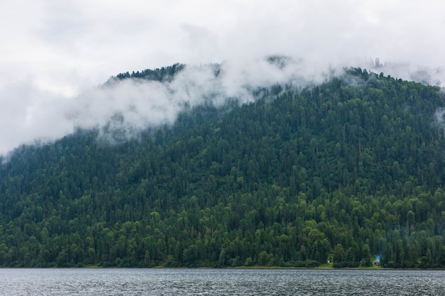 Photo lac brumeux de teletskoïe dans les montagnes de l'altaï