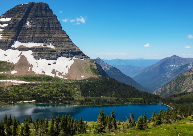 Lac caché dans le parc national des Glaciers du Montana