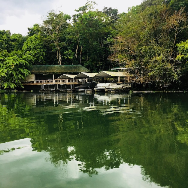 Photo le lac caliraya où la sérénité et la beauté relaxante existent.