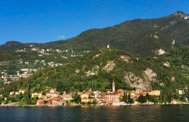 Lac calme contre les plantes sur le paysage