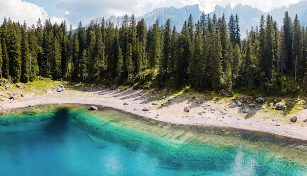 Lac de Carezza dans les Alpes Dolomites en Italie