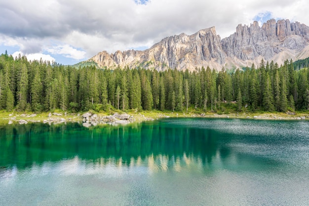 Le lac Carezza par une journée ensoleillée avec quelques nuages