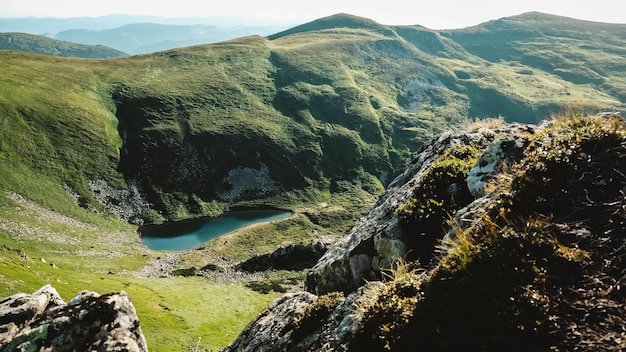 Photo lac des carpates brebeneskul et terrain rocheux sur fond de montagnes verdoyantes