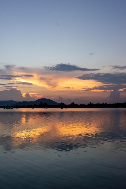 Lac de chapala jalisco mexique lac au coucher du soleil avec des bateaux de pêche reflet du soleil sur le lac mexique