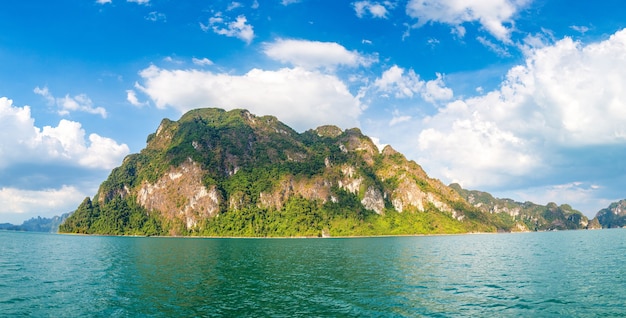 Lac Cheow Lan, parc national de Khao Sok en Thaïlande