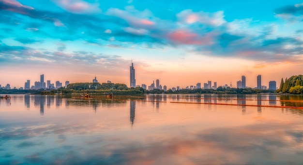 Photo lac en chine et l'horizon de l'architecture urbaine