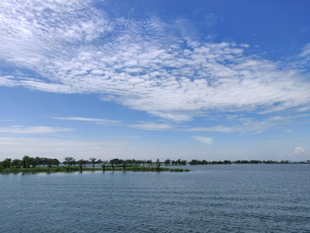 Un lac avec un ciel bleu et des nuages