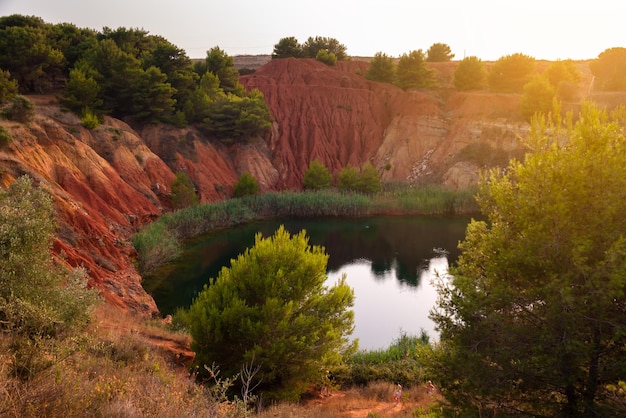 Lac coloré de carrière de bauxite en Pouilles Italie