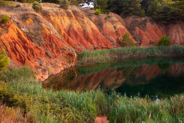 Lac coloré de carrière de bauxite en Pouilles Italie