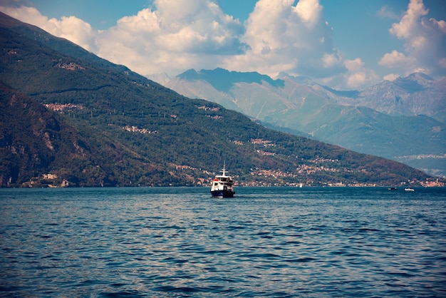 Lac de Côme en Italie Paysage naturel avec montagnes et lac bleu