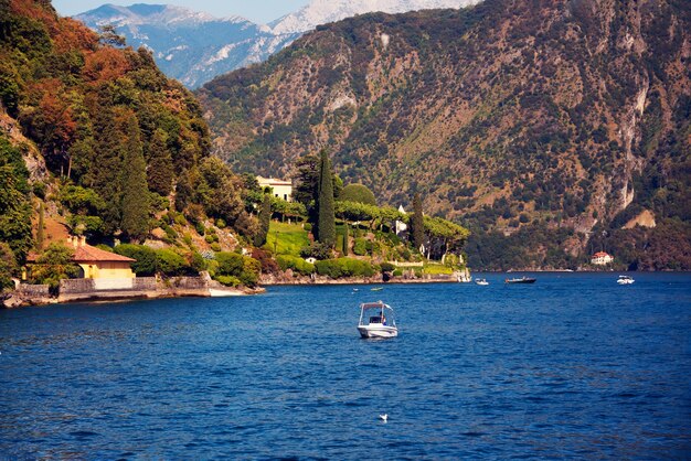 Lac de Côme en Italie Paysage naturel avec montagnes et lac bleu