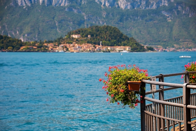 Lac de Côme en Italie Paysage naturel avec montagnes et lac bleu