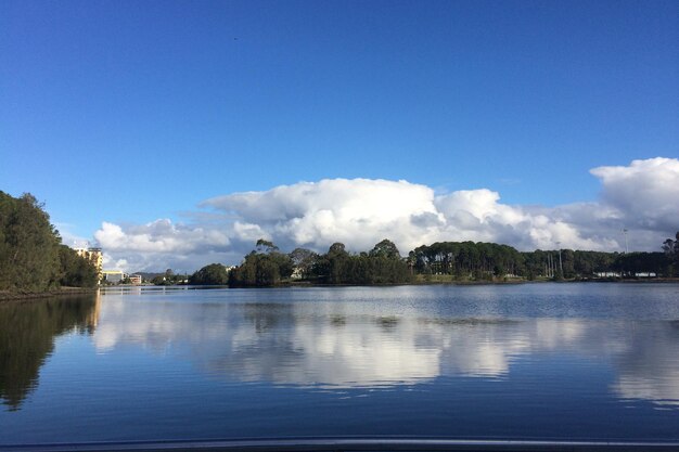 Le lac contre le ciel