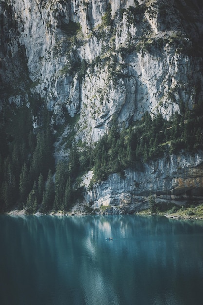 Lac contre la formation rocheuse dans la forêt