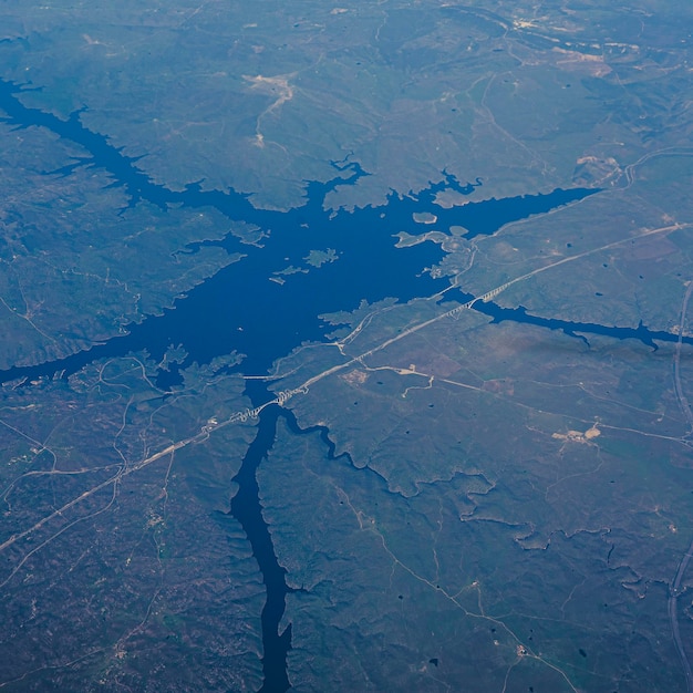 Un lac avec une croix dessus