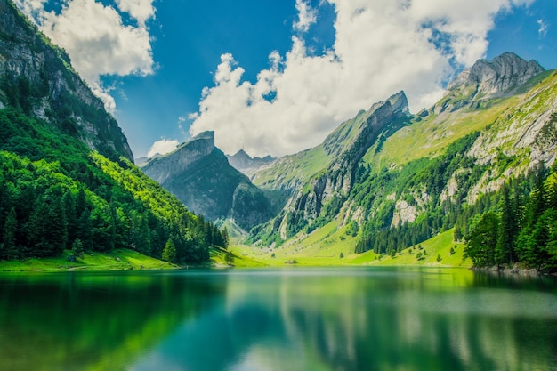 Lac dans les Alpes suisses Paysage de montagne en Suisse