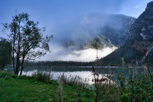 Lac dans les dolomites, italie.