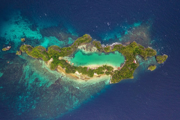 Un lac dans une île Prise de vue en grand angle d'un petit îlots et îles au milieu de l'Indonésie