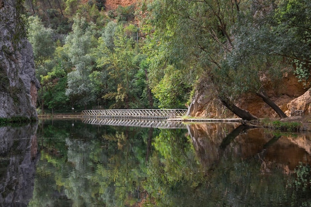 Lac dans le monastère de Piedra connu sous le nom de miroir Soria Espagne