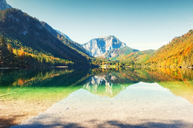 Lac dans les montagnes des Alpes en automne. Lac Vorderer Langbathsee en Autriche