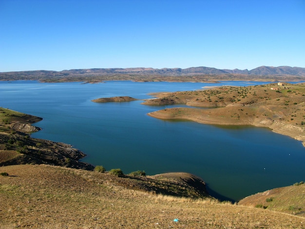 Le lac dans les montagnes de l'Atlas Maroc