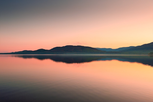 Lac dans les montagnes au coucher du soleil. Beau paysage d'été. Oural du Sud, Russie