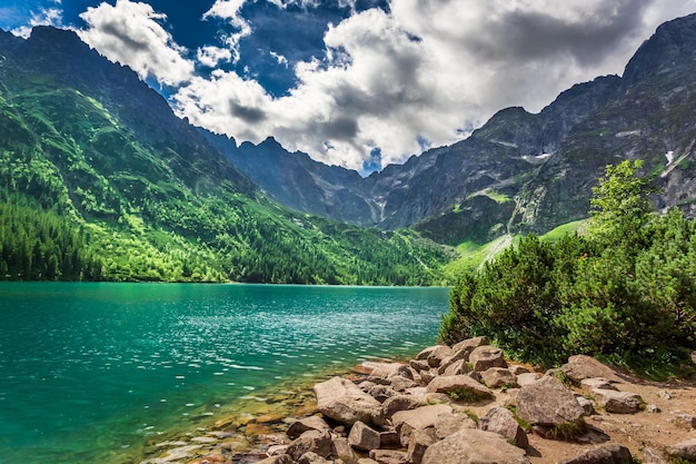 Lac dans les montagnes au lever du soleil