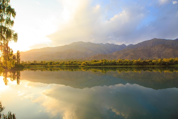 Lac dans les montagnes Belle nature reflet des nuages et des montagnes dans l'eau bleue Kirghizistan Lac IssykKul