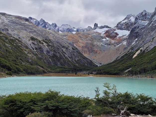 Un lac dans les montagnes avec une montagne en arrière-plan