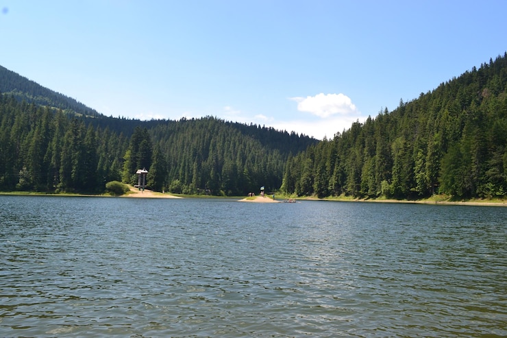 Photo un lac dans les montagnes avec un panneau qui dit "lac"