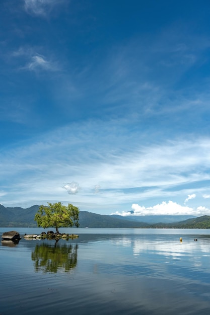 Lac dans les montagnes