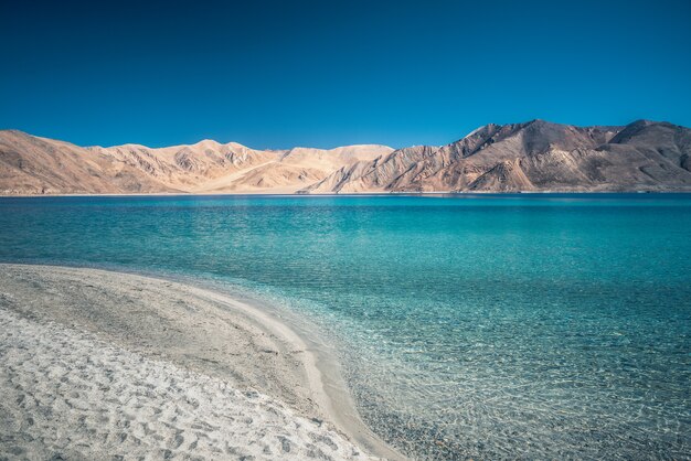 Lac dans la vallée avec les montagnes et le ciel bleu, montagnes de l'Himalaya en Inde