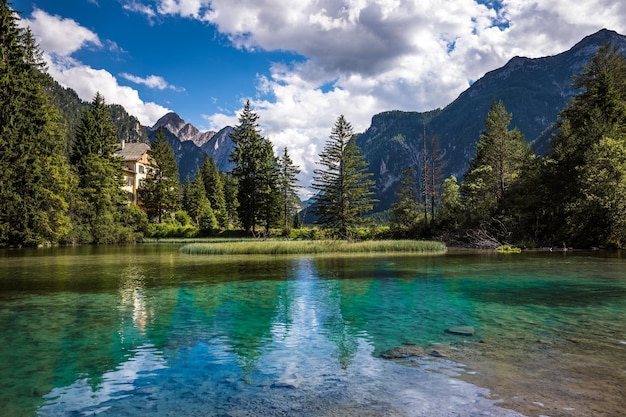 Lac Dobbiaco dans les Dolomites, Belle Nature Italie paysage naturel Alpes.