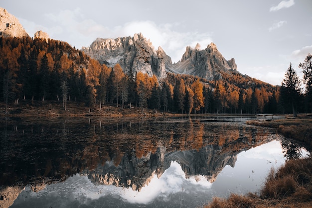 Lac des Dolomites en automne