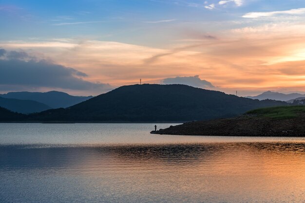 Le lac du soir reflétait les montagnes et le ciel des deux côtés.