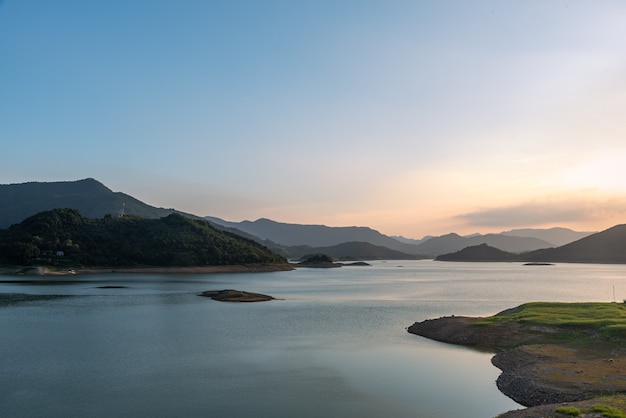 Le lac du soir reflétait les montagnes et le ciel des deux côtés ;